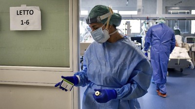 Melihat Penanganan Pasien Covid-19/ virus Corona di Italia. AP/Claudio Furlan A nurse leaves the intensive care unit of the hospital of Brescia, Italy, Thursday, March 19, 2020. Italy has become the country with the most coronavirus-related deaths, surpassing China by registering 3,405 dead. Italy reached the gruesome milestone on the same day the epicenter of the pandemic, Wuhan, China, recorded no new infections. For most people, the new coronavirus causes only mild or moderate symptoms. For some it can cause more severe illness. (Claudio Furlan/LaPresse via AP)
