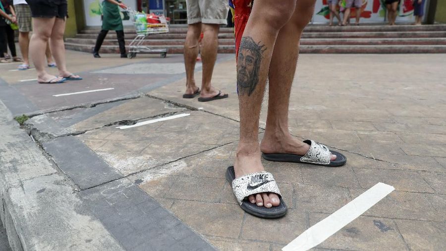 100 tahun lalu, sebuah pandemi bernama flu spanyol membunuh 100 juta penduduk di bumi. Kematian terjadi karena tak ada social distancing