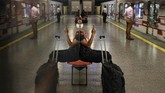 Seorang penumpang kereta menggunakan masker sebagai pencegahan penyebaran virus corona (Covid-19) di Santiago, Chile. (AP/Esteban Felix)