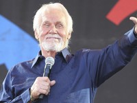 Penyanyi Country Legendaris Kenny Rogers Meninggal