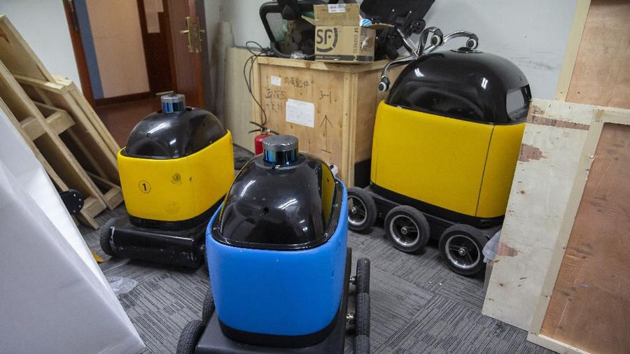 Sejumlah Robot bertugas membersihkan kereta di tengah pecahnya coronavirus di seluruh kota.