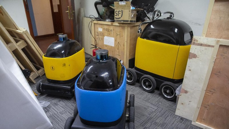 Sejumlah Robot bertugas membersihkan kereta di tengah pecahnya coronavirus di seluruh kota.