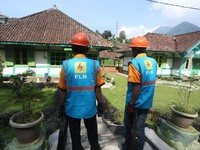 Bantuan Listrik Gratis, Ini Cara PLN Jangkau Daerah Terpencil