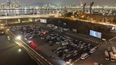 Akan tetapi, di bioskop kendara milik Park Dong-ju, para penikmat film dapat menikmati film dari kursi mobil nyaman mereka, terparkir persis di depan layar besar yang terpampang beratapkan langit terbuka. (Photo by Ed JONES / AFP)