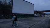Bioskop kendara alias drive-in menuai keuntungan kebanjiran penonton akibat bioskop konvensional tutup karena wabah Covid-19. (Photo by Ed JONES / AFP)