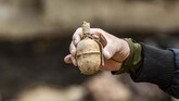 Seorang petani setempat, Hamad al-Ibrahim, dia sempat menemukan sabuk berisi bahan peledak yang diduga milik anggota ISIS. (Photo by DELIL SOULEIMAN / AFP)