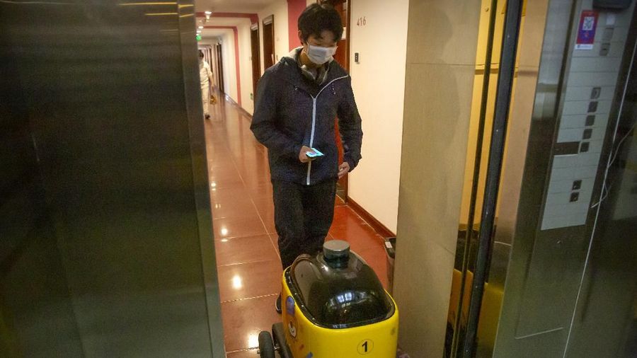 Sejumlah Robot bertugas membersihkan kereta di tengah pecahnya coronavirus di seluruh kota.