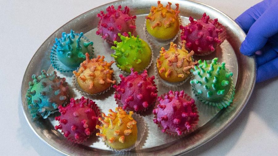 Torsten Roth menciptakan kue berbentuk virus Corona yang diberi nama kue 