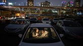 Choi Jin-young, seorang pekerja rumah sakit berusia 22 tahun, mengatakan dirinya harus menunggu sekitar dua jam untuk mendapatkan tiket dan khawatir akan ludes pada akhir pekan. (Photo by Ed JONES / AFP)