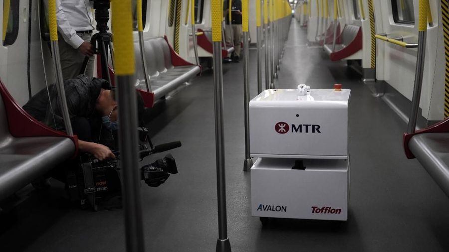 Sejumlah Robot bertugas membersihkan kereta di tengah pecahnya coronavirus di seluruh kota.
