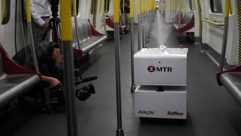 Sejumlah Robot bertugas membersihkan kereta di tengah pecahnya coronavirus di seluruh kota.