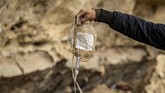 Sisa-sisa pertempuran tersebut masih bisa terlihat setahun setelah kejadian. (DELIL SOULEIMAN / AFP)