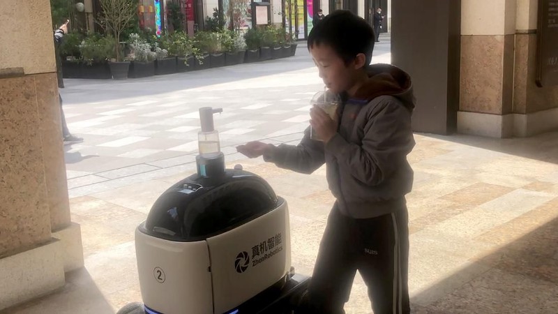 Sejumlah Robot bertugas membersihkan kereta di tengah pecahnya coronavirus di seluruh kota.