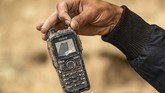 Radio komunikasi tersebut diyakini adalah perlengkapan milik anggota ISIS yang ditinggalkan. (Photo by DELIL SOULEIMAN / AFP)