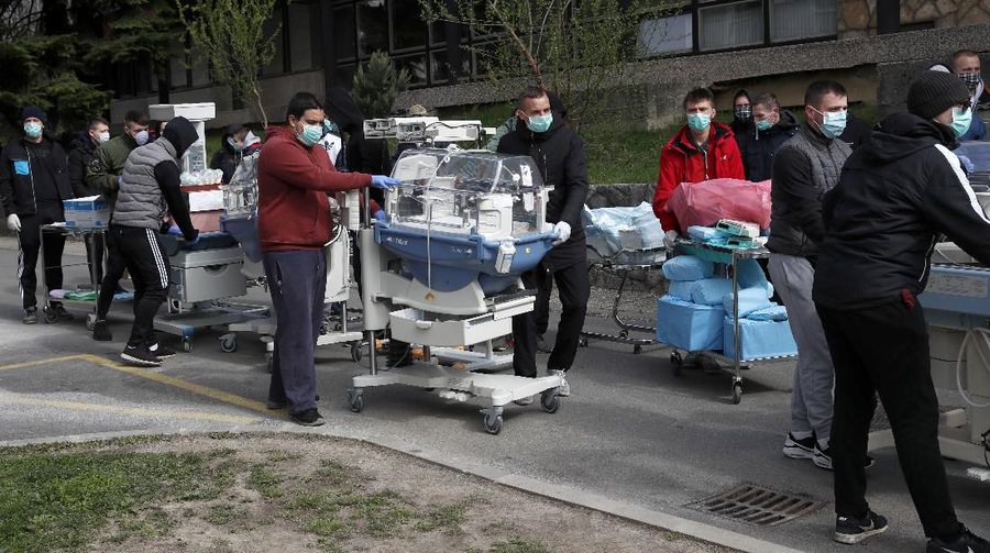 Gempa bermagnitudo 5,3 mengguncang kota Zagreb, Kroasia, membuat bangunan-bangunan runtuh dan warga berhamburan ke luar rumah.
