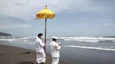 Upacara Melasti digelar oleh umat Hindu Bali dengan tujuan menghanyutkan kotoran alam menggunakan air kehidupan. Upacara ini dilaksanakan di pinggir pantai. (ANTARA FOTO/Hendra Nurdiyansyah/foc.)