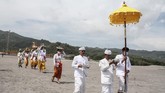 Padahal, upacara Melasti adalah salah satu sesi dari rangkaian Hari Raya Nyepi yang ramai. Satu desa biasanya kompak untuk melakukan Melasti. (ANTARA FOTO/Hendra Nurdiyansyah/foc.)