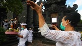 Upacara Melasti dilakukan umat Hindu Bali di Indonesia pada Minggu (22/3) lalu sebagai bentuk penyucian diri jelang Hari Raya Nyepi yang akan jatuh esok, Rabu (25/3). (ANTARA FOTO/Didik Suhartono/foc.)