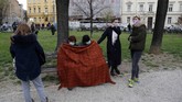 Warga kota Zagreb beristirahat di taman kota, menunggu situasi aman untuk kembali ke rumah masing-masing. (AP Photo/Darko Bandic)