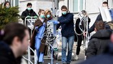 Sebanyak 17 orang terluka dalam gempa bumi tersebut. Salah satunya adalah remaja berusia 15 tahun yang dilaporkan berada dalam kondisi kritis. (Photo by Denis LOVROVIC / AFP)