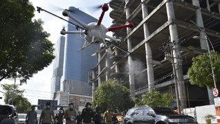 Risma Kerahkan Drone Semprot Disinfektan di Surabaya