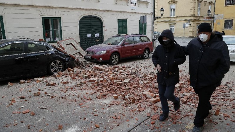 Gempa bermagnitudo 5,3 mengguncang kota Zagreb, Kroasia, membuat bangunan-bangunan runtuh dan warga berhamburan ke luar rumah.