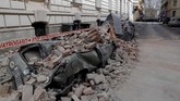 Gempa ini terjadi ketika pemerintah Kroasia sedang memberlakukan penutupan akses (lockdown) sebagian untuk mencegah penyebaran virus corona. (AP Photo/Darko Bandic)