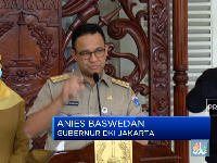 Dapat 40 Ribu, Anies Bagikan APD Hingga Puskesmas