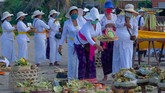Di Bali, Gubernur I Wayan Koster pada Jumat (20/3) telah mengeluarkan peraturan bahwa pelaksanaan upacara Melasti diikuti maksimal 25 orang. (ANTARA FOTO/Nyoman Hendra Wibowo/nym/foc.)