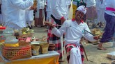 Melasti juga jadi kesempatan untuk penyucian benda-benda sakral milik pura. Biasanya peralatan sakral ini diarak dan diusung mengelilingi desa. (ANTARA FOTO/Nyoman Hendra Wibowo/nym/foc.)