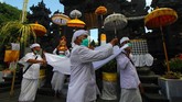Akan tetapi, wabah virus corona Covid-19 yang melanda Indonesia memaksa umat Hindu membatasi diri terlibat dalam upacara Melasti karena larangan berkerumun. (ANTARA FOTO/Didik Suhartono/foc.)
