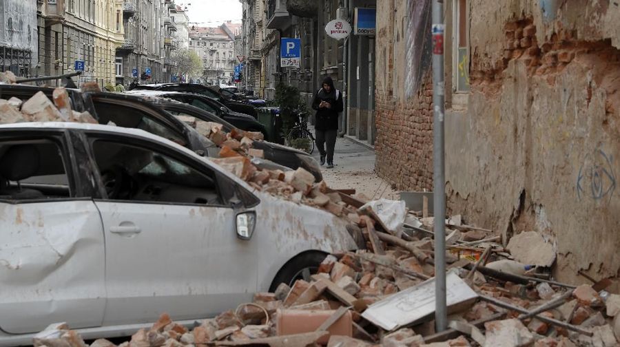 Gempa bermagnitudo 5,3 mengguncang kota Zagreb, Kroasia, membuat bangunan-bangunan runtuh dan warga berhamburan ke luar rumah.