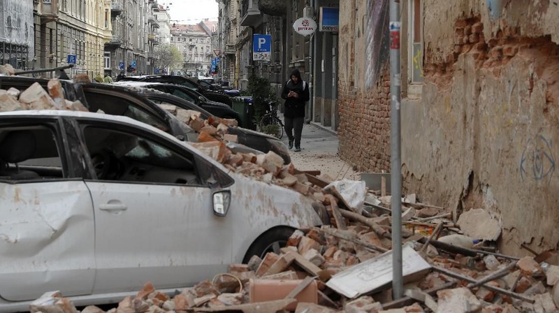 Gempa bermagnitudo 5,3 mengguncang kota Zagreb, Kroasia, membuat bangunan-bangunan runtuh dan warga berhamburan ke luar rumah.