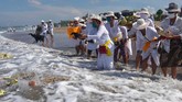Pantai dipilih untuk menyucikan diri dari segala perbuatan buruk di masa lalu dan membuangnya ke laut yang merupakan salah satu sumber air kehidupan selain danau. (ANTARA FOTO/Nyoman Hendra Wibowo/nym/foc.)