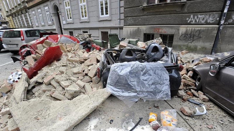 Gempa bermagnitudo 5,3 mengguncang kota Zagreb, Kroasia, membuat bangunan-bangunan runtuh dan warga berhamburan ke luar rumah.