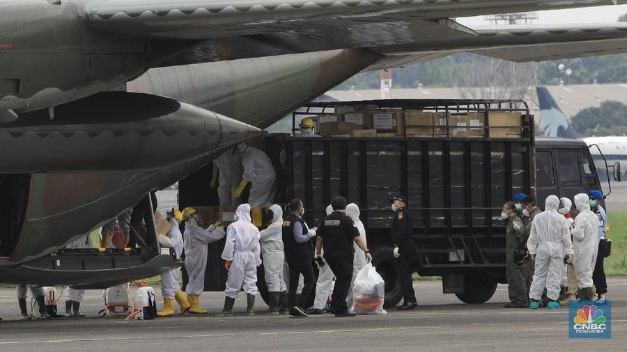 Pesawat TNI Hercules C-130 yang membawa alat kesehatan dari Shanghai, Tiongkok, telah tiba di Bandara Halim Perdana Kusuma, Jakarta, Senin (23/3/2020).