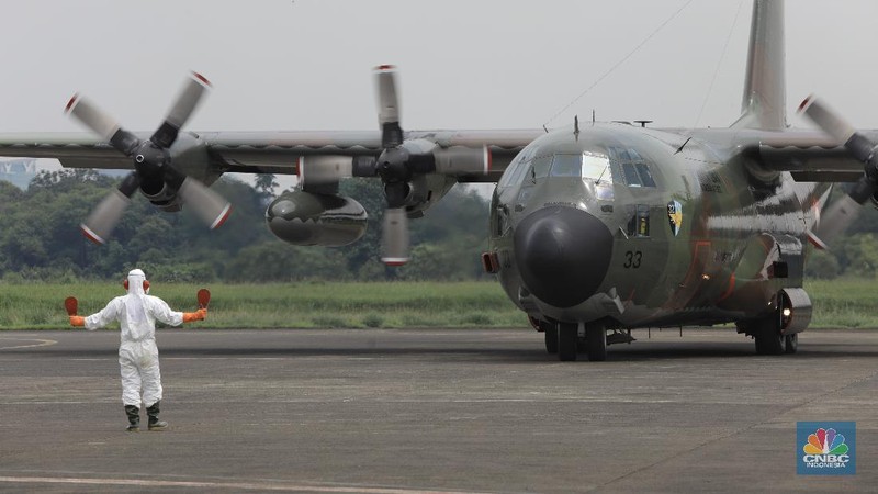 Pesawat TNI Hercules C-130 yang membawa alat kesehatan dari Shanghai, Tiongkok, telah tiba di Bandara Halim Perdana Kusuma, Jakarta, Senin (23/3/2020).