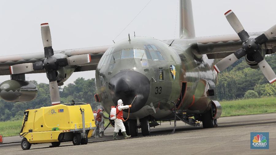 Pesawat TNI Hercules C-130 yang membawa alat kesehatan dari Shanghai, Tiongkok, telah tiba di Bandara Halim Perdana Kusuma, Jakarta, Senin (23/3/2020).