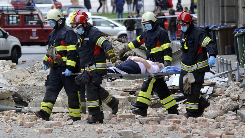 Gempa bermagnitudo 5,3 mengguncang kota Zagreb, Kroasia, membuat bangunan-bangunan runtuh dan warga berhamburan ke luar rumah.