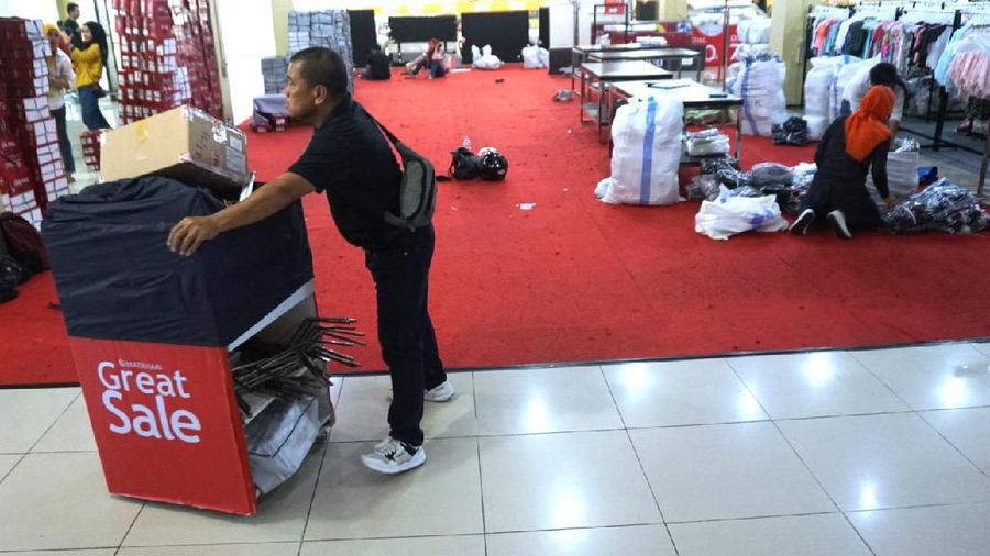 Sejumlah pusat perbelanjaan di Jakarta mulai tidak beroperasi sementara waktu. Keputusan ini diambil guna mengantisipasi pandemi Covid-19.
