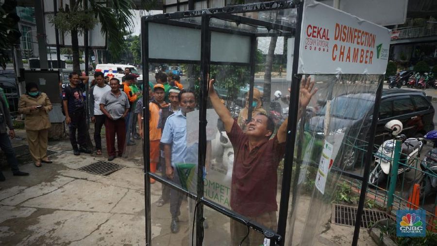 Bilik berbahan bingkai steel frame dan bahan dinding akrilik bening. Menggunakan cloud disinfectant sehingga tidak basah, dapat masuk ke seluruh bagian tubuh.