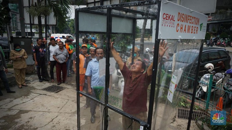 Bilik berbahan bingkai steel frame dan bahan dinding akrilik bening. Menggunakan cloud disinfectant sehingga tidak basah, dapat masuk ke seluruh bagian tubuh.