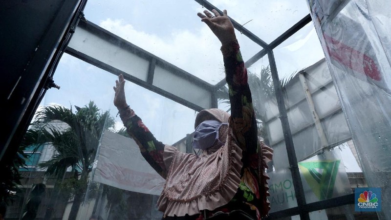 Bilik berbahan bingkai steel frame dan bahan dinding akrilik bening. Menggunakan cloud disinfectant sehingga tidak basah, dapat masuk ke seluruh bagian tubuh.