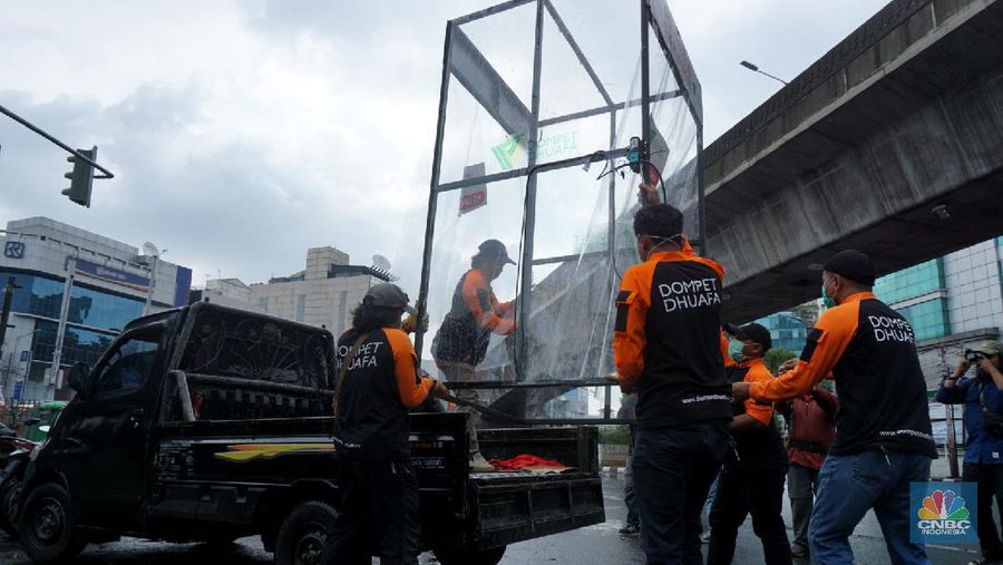 Bilik berbahan bingkai steel frame dan bahan dinding akrilik bening. Menggunakan cloud disinfectant sehingga tidak basah, dapat masuk ke seluruh bagian tubuh.