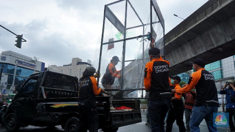 Bilik berbahan bingkai steel frame dan bahan dinding akrilik bening. Menggunakan cloud disinfectant sehingga tidak basah, dapat masuk ke seluruh bagian tubuh.