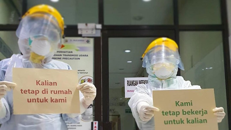 Para tenaga medis ramai-ramai mengingatkan publik untuk tetap di rumah, agar mereka bisa bekerja dan berjuang optimal melawan corona