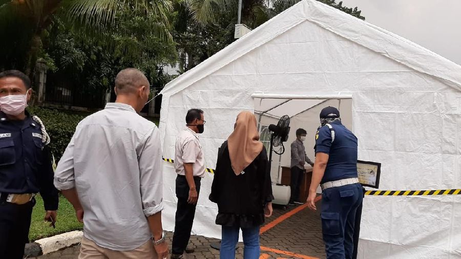 Kementan mendirikan disinfektan booth dilakukan disinfektan kepada setiap orang yang ingin masuk ke area kantor.