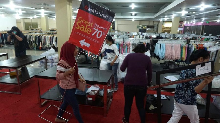 Karyawan mengangkat papan Bazar Matahari di Kawasan Mall Blok M, Jakarta, Selasa, 24/3. Patuhi social distancing, sejumlah tenant di mal Jakarta tutup sementara. sebagai salah satu upaya pencegahan penularan dan penyebaran virus corona tipe baru. Penutupan sementara berlangsung mulai Senin kemarin. Salah satu tenant Bazar Matahari ini mulai berkemas-kemas untuk menaruh barangnya di gudang. Pantauan CNBC Indonesia lokasi tenant yang berada di lantai 1 Mall Blok M ini tadinya menjajakan dagangannya seperti pakaian dan sepatu yang dijual secara diskon. Karyawan penjaga Bazar Matahari yang tidak mau disebutkan namanya