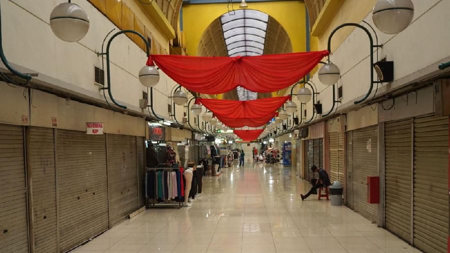 Karyawan Matahari Bazar Beres-Beres Menutup Tokonya di Blok M Mall (CNBC Indonesia/Muhammad Sabki)