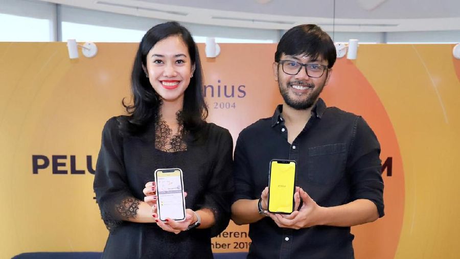 Amanda Witdarmono (Chief of Teacher Initiatives) dan Sabda PS dalam konferensi pers pengumuman penggratisan seluruh konten Zenius. (Dok. Zenius)